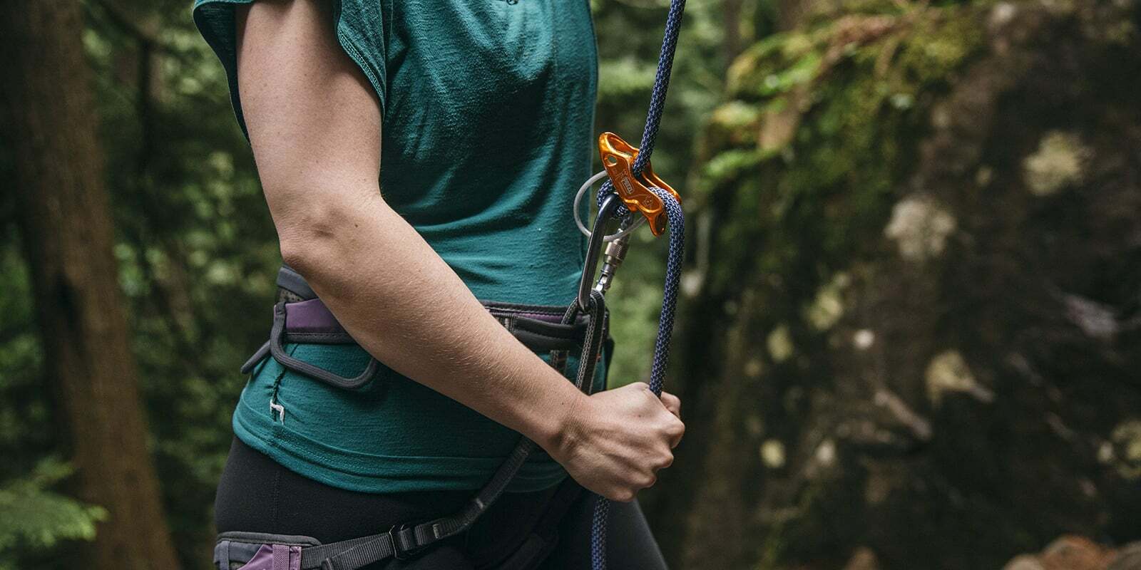 Как выбрать карабин. Belaying. Rescue Outdoor. @Belay_12 Евгения. Two Descenders to a Single connection point on your harness.