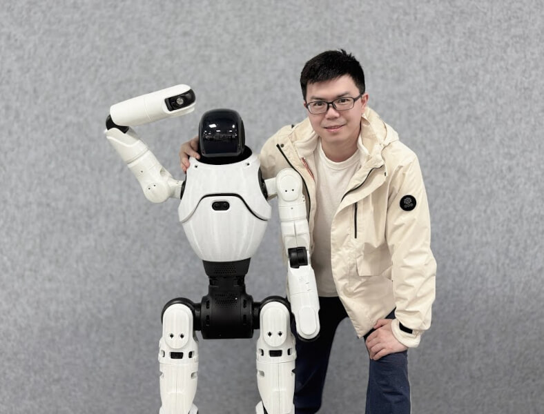 Робот Agibot X2 танцует на сцене корпоратива в Москве