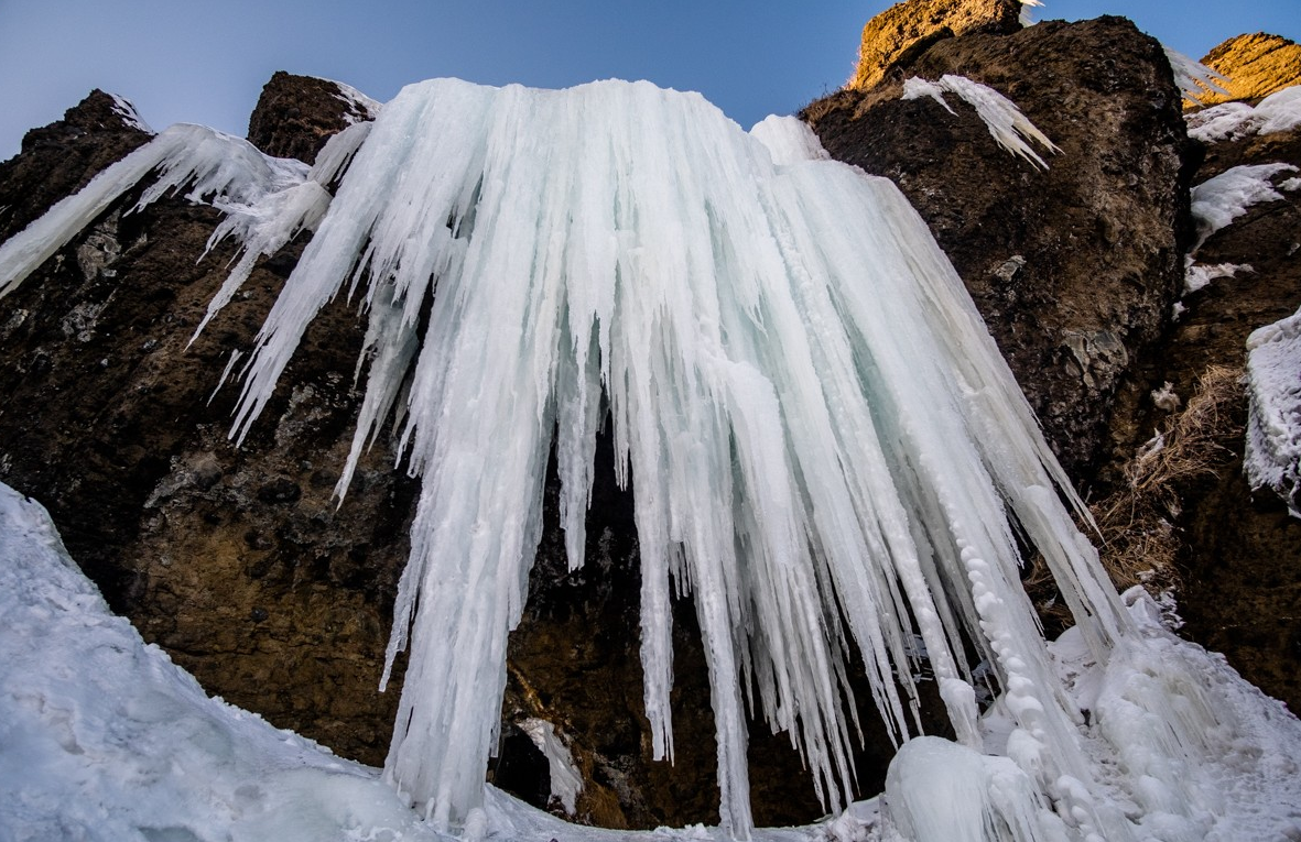Белое чудо природы. Ледопады бухты тихой Сахалин. Ледопады Южно-Сахалинск. Бухта Тихая Сахалин водопад. Бухта Тихая Сахалин зима.