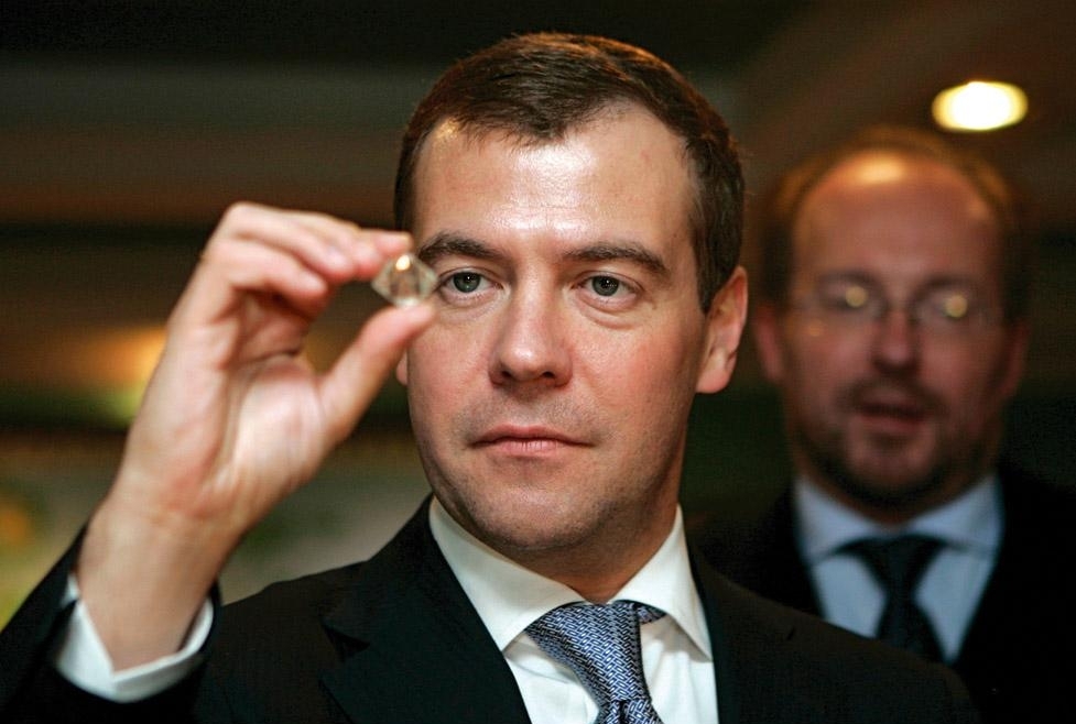 Дмитрий Медведев смотрит на алмаз