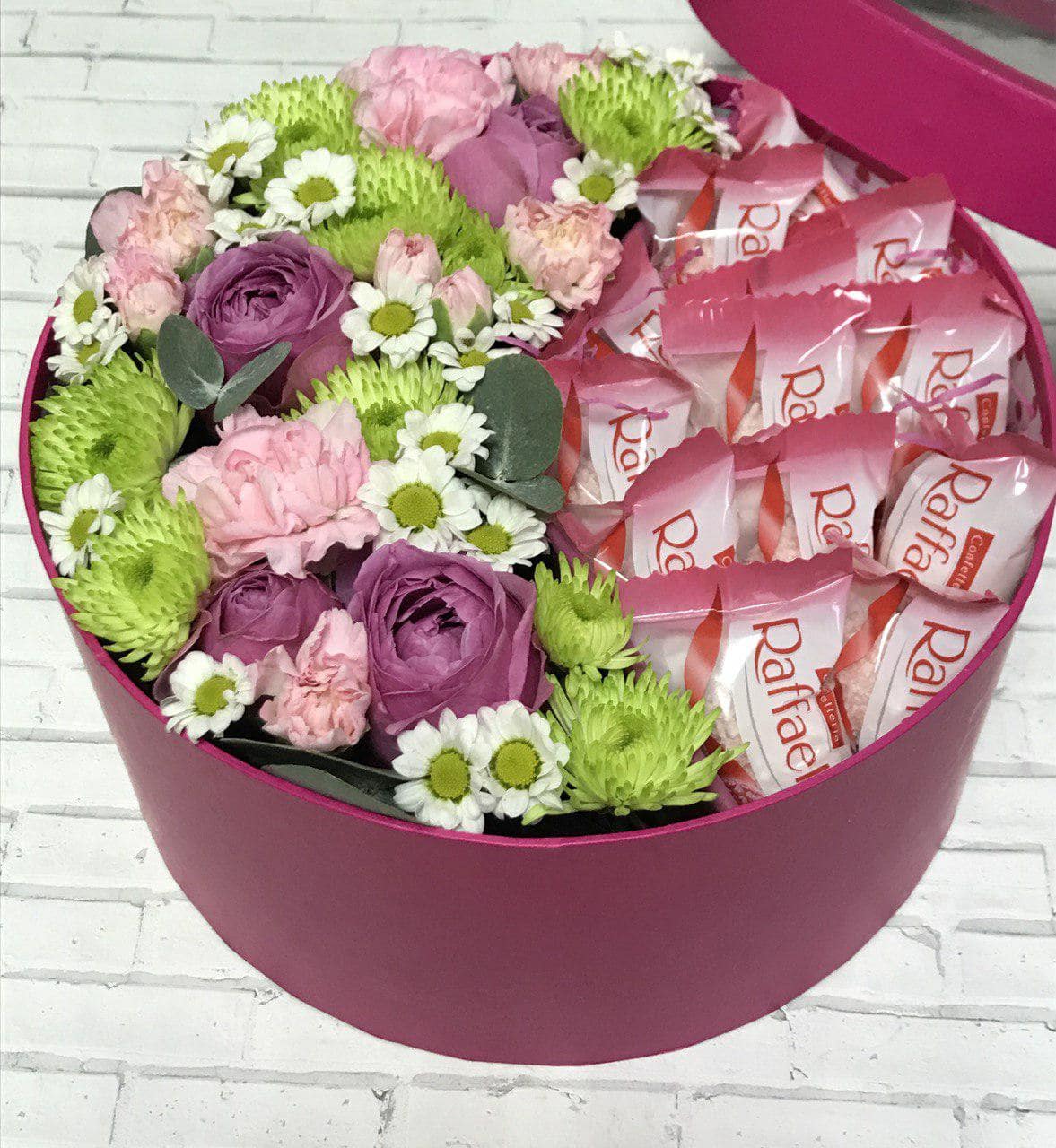 Сладкие подарки с доставкой в Нижнем Новгороде. Цветы с конфетами в коробке. Подарок маме, бабушке, девочке, девушке, дочери