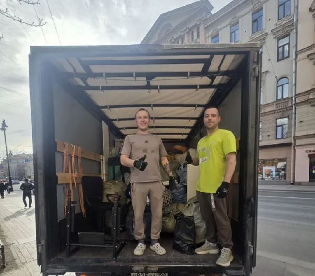Два грузчика в кузове с мебелью