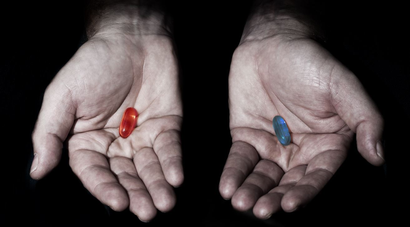 Есть две таблетки. Red Pill Blue Pill. Matrix Red Blue Pills. Red or Blue Pill Matrix. Красная и синяя таблетка.