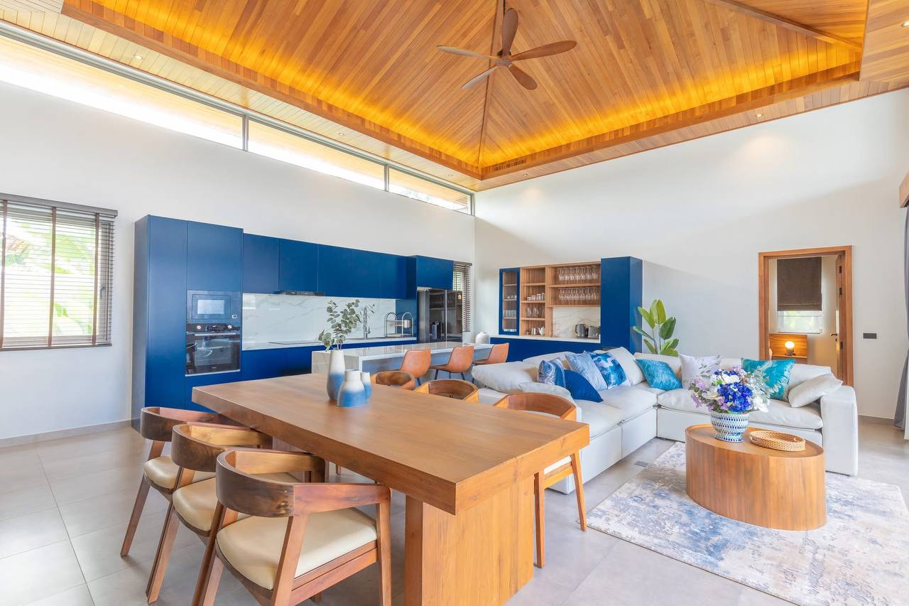 Современная кухня и обеденная зона виллы.