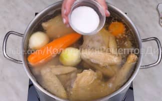 Приготовление холодца из свинины, говядины и курицы: шаг 7