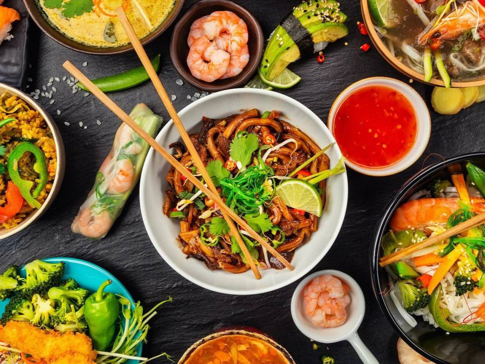 фото парня и девушки на романтическом свидании в публичном месте