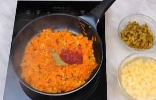 Приготовление рассольника со свининой, перловкой и солёными огурцами: шаг 6