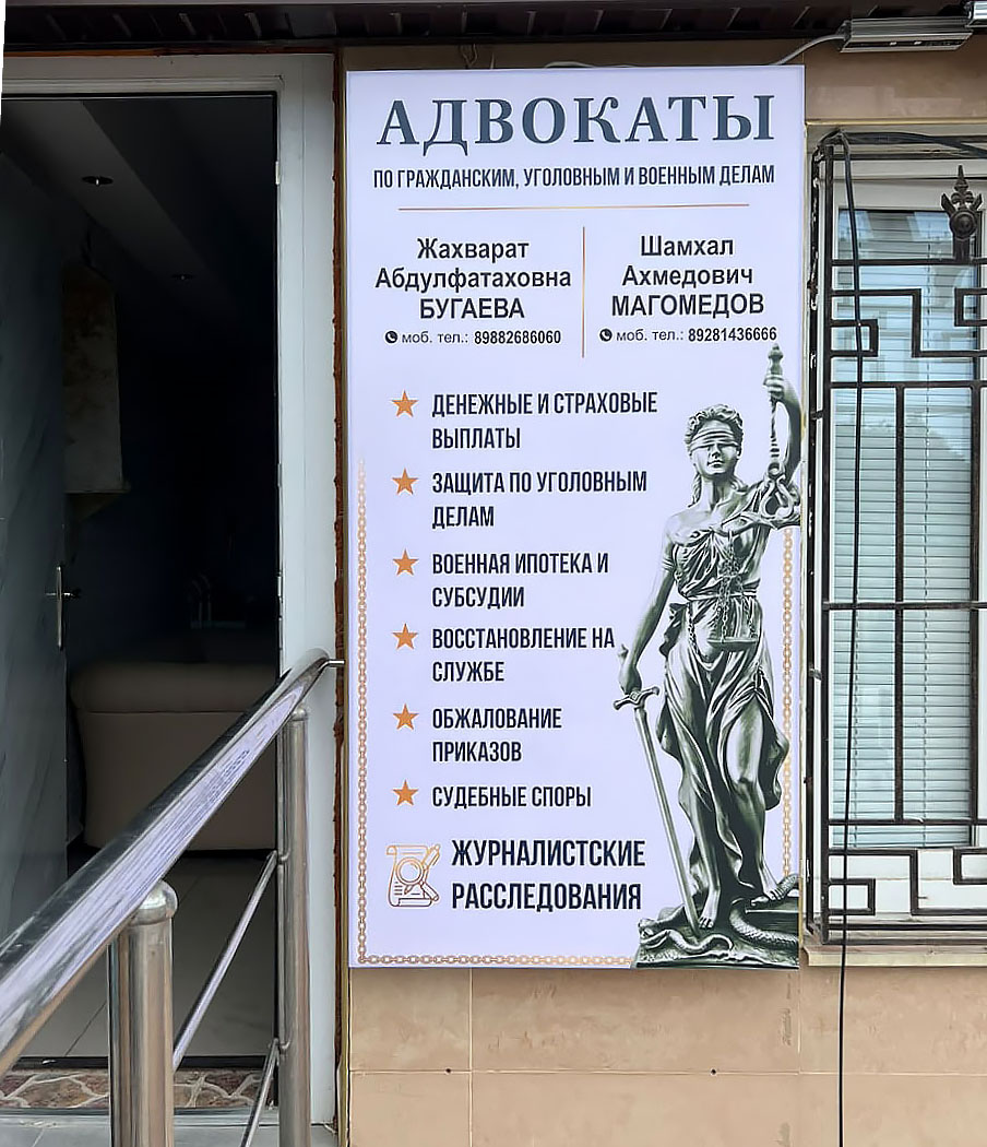 Объемные буквы из черного глянцевого акрила с алюминиевыми бортами и контражурной подсветкой на фоне серебристого композита. В светлое время - стильно и серьёзно. В темное время суток - яркий контур вокруг букв!
