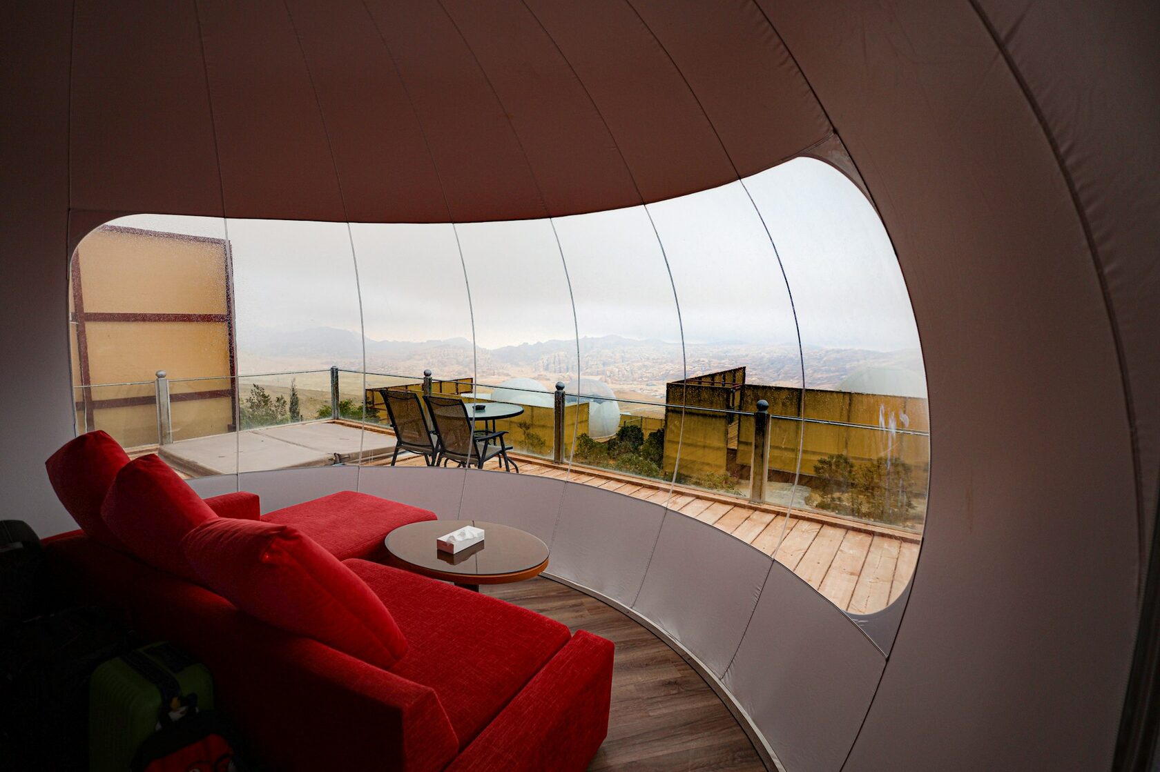 Современная вилла на фоне гор