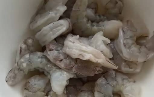 Приготовление жареных креветок на сковороде в сливочном масле с чесноком: шаг 1