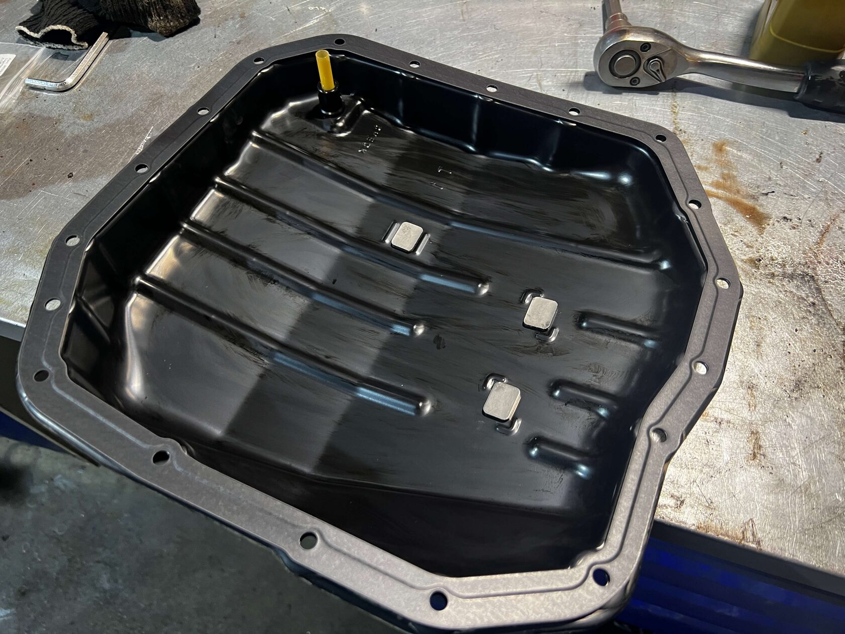 Чистый поддон вариатора с новой прокладкой