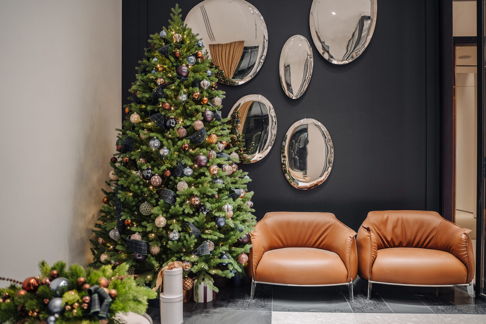 как украсить офис в год лошади, новогоднее оформление офиса, тренды новогоднего декора 2026