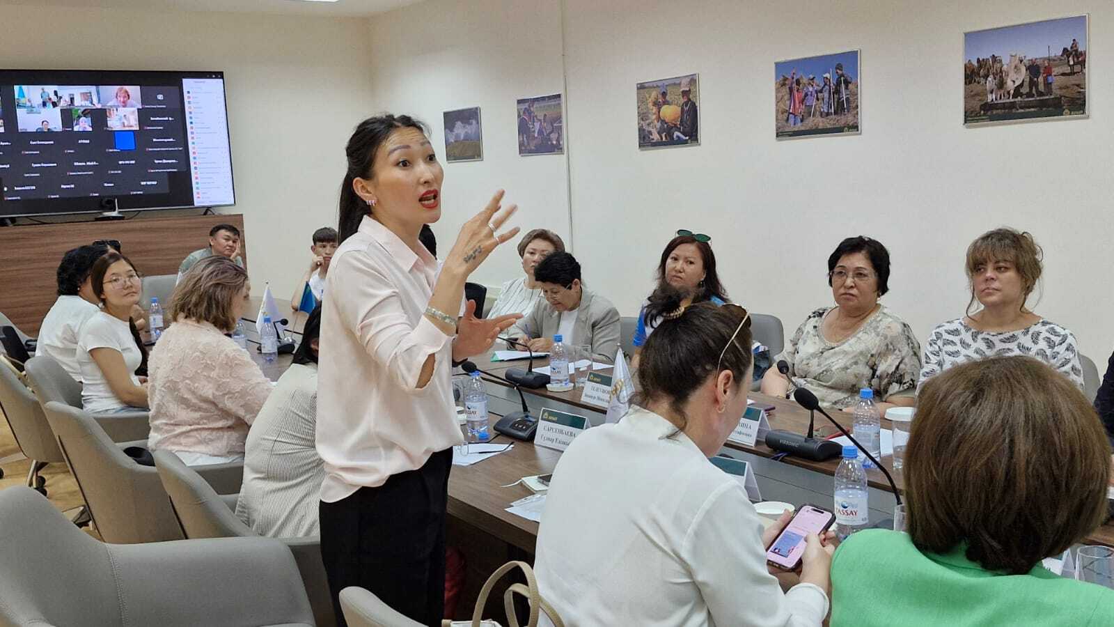 Метродағы сексуалды әйел аяқтары