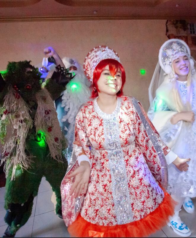 Снегурочка и сказочные герои танцуют на празднике