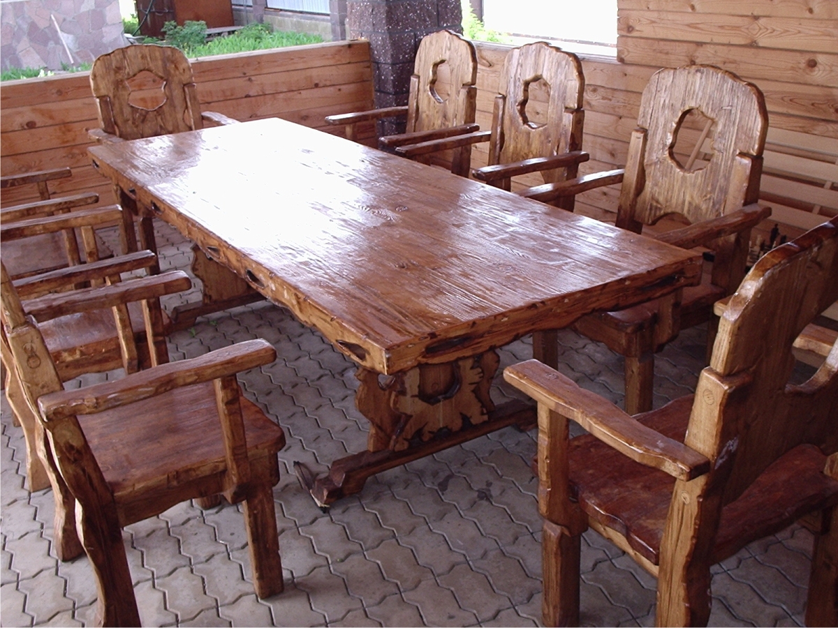 деревянный стол и стулья в беседку