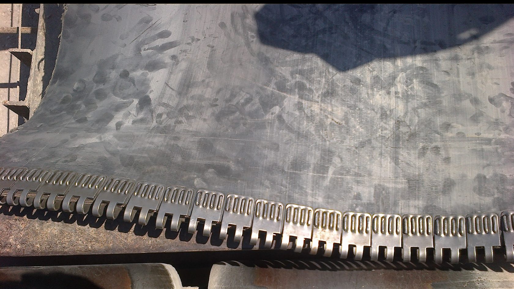 Склейка транспортерной ленты. Холодная вулканизация конвейерных лент. Склейка пвх транспортерной ленты. Стыковка ленты. Замок соединительный транспортерной ленты mr01.