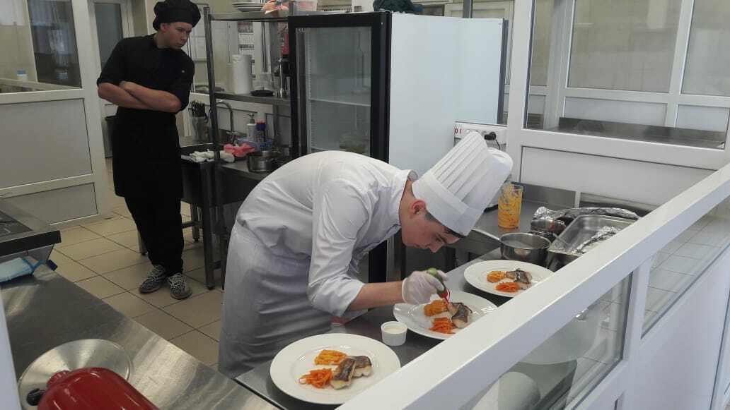 Демоэкзамен повар кондитер. Повар кондитер Ворлдскиллс. Повар WORLDSKILLS. Демонстрационный экзамен Поварское дело. Рабочее место повара.