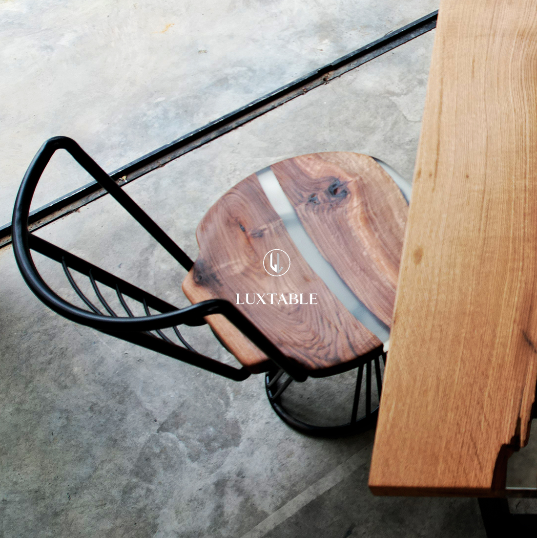 Tavolo Continental in noce europeo e resina turchese pigmentata