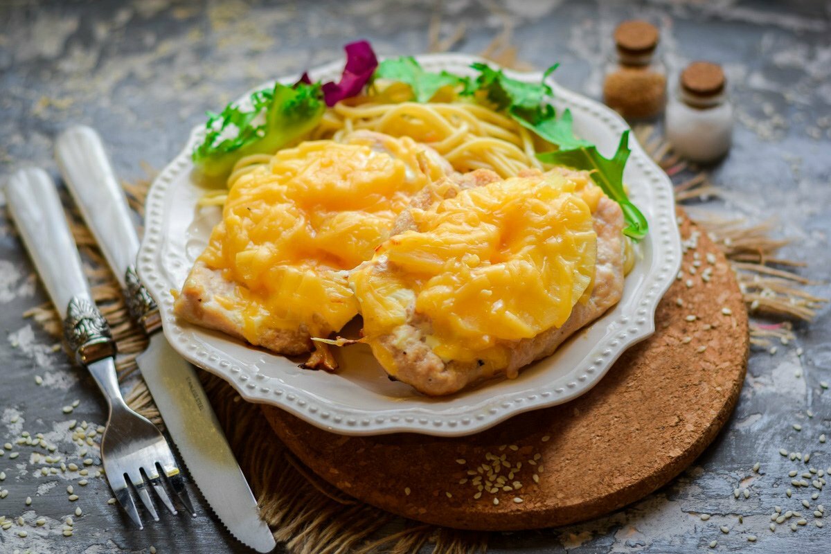 Рецепт с ананасом и курицей сыром. Куриная грудка с ананасами. Куриное филе с ананасами и сыром. Курица под ананасами. Курица запеченная с ананасами.