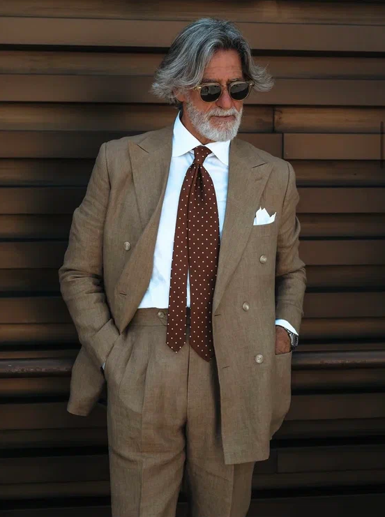 Фотография мужчины в классическом костюме на выставке Pitti Uomo