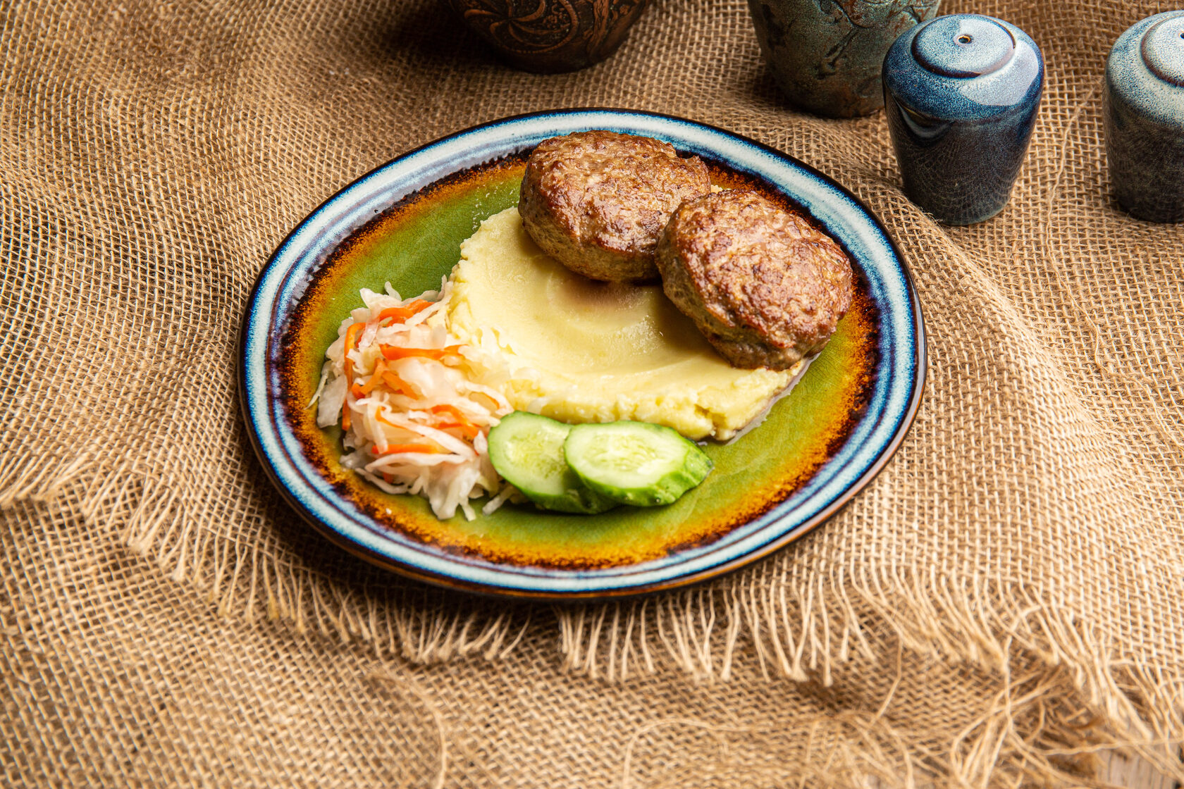 Рецепты из картофельного пюре вкусные и простые. Замечательным картофельным пюре. картофельное пюре едят ножом и вилкой.