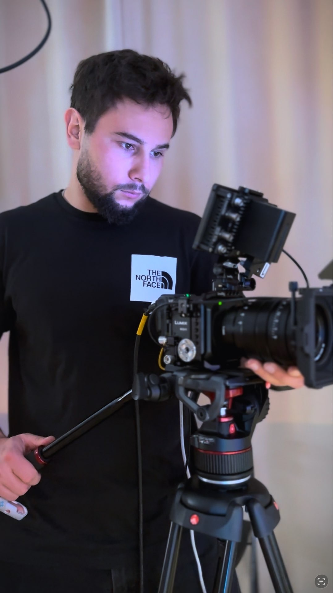 Оператор за камерой Panasonic LUMIX BGH1 на площадке Episodes