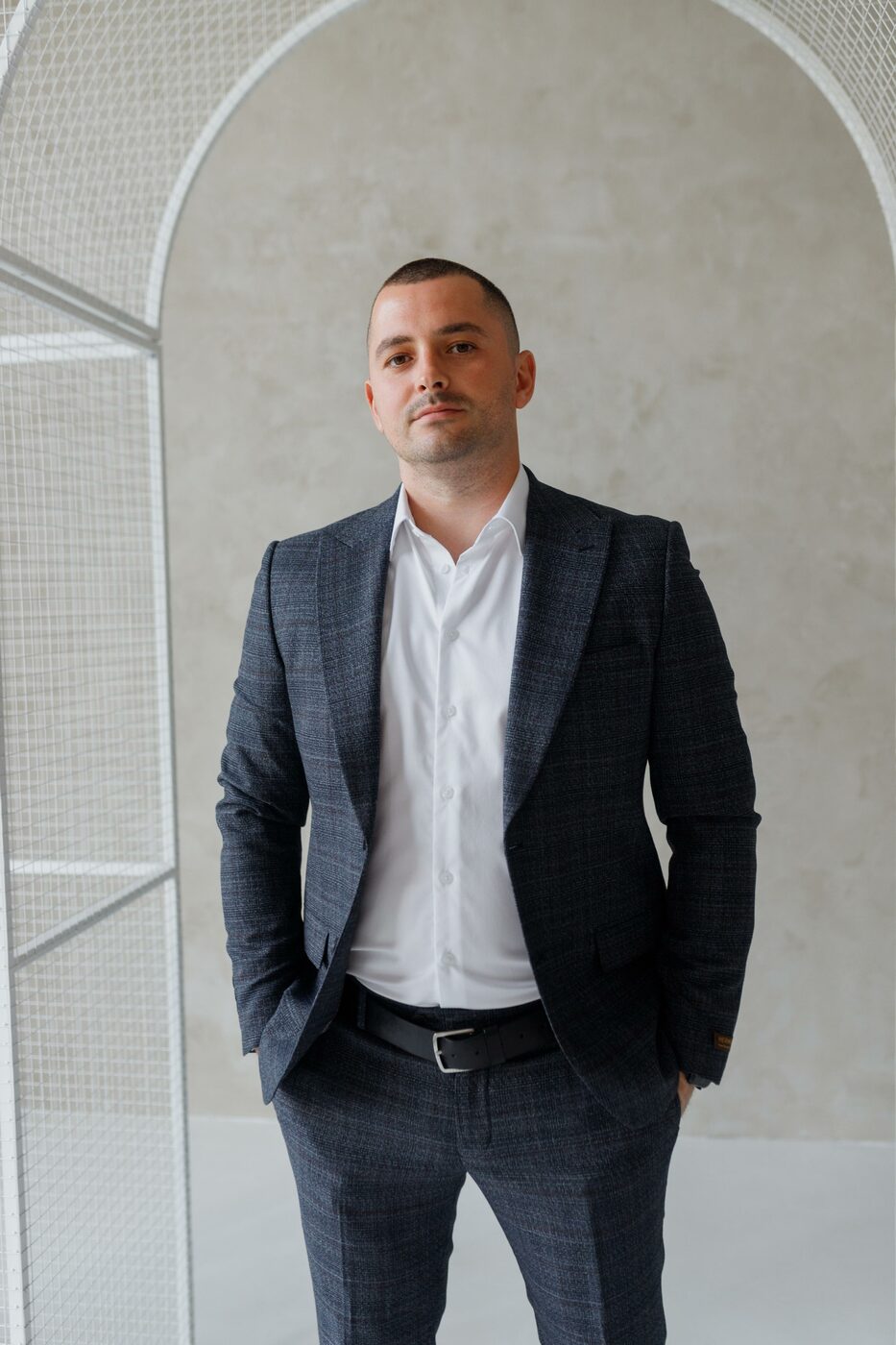 <div style="line-height: 32px;" data-customstyle="yes"><strong><em>Шамурин Константин Александрович</em></strong><br /><em style="font-weight: 400;">Основатель компании “Новый Двор”</em></div>