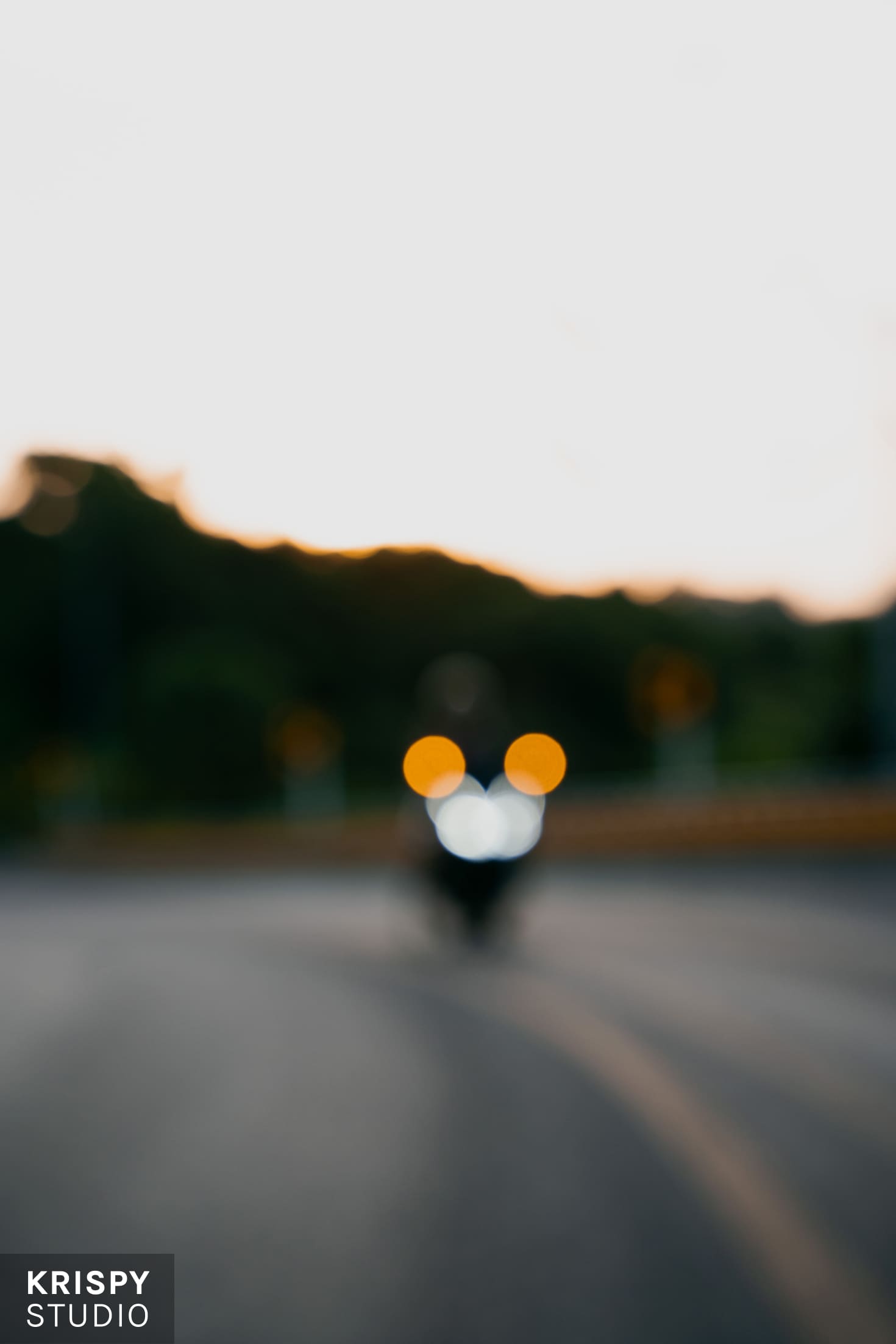 Мужская фотосессия на байке на фоне заката