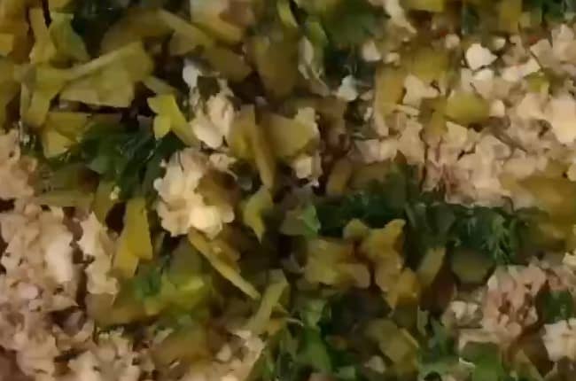 Приготовление канапе со шпротами и огурцом: шаг 3