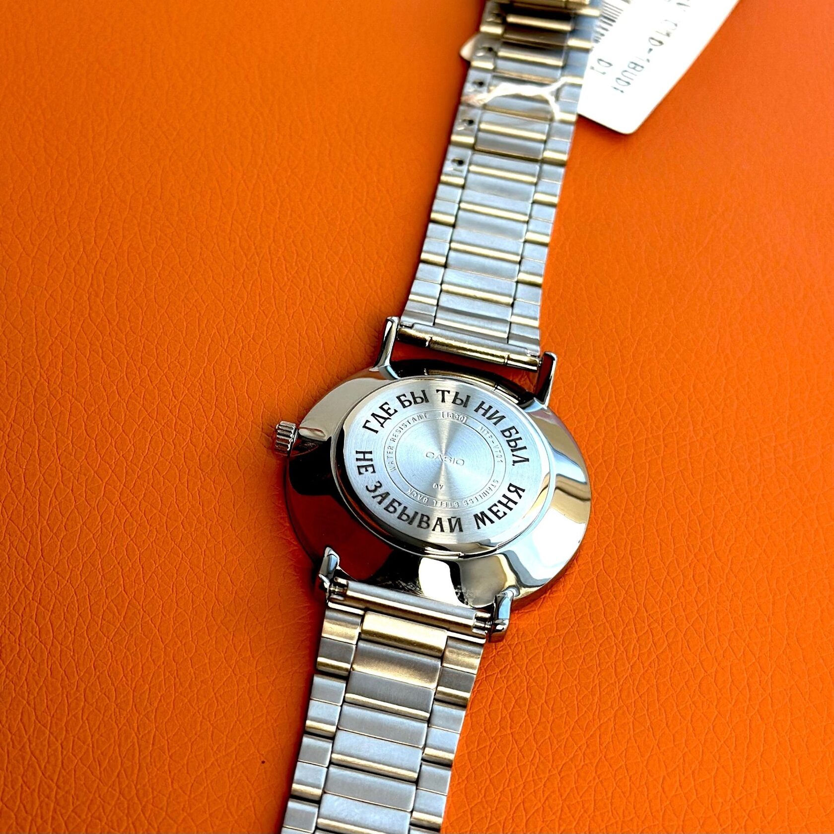 Гравировка имени и даты на задней крышке часов, услуга StekloWood Киров