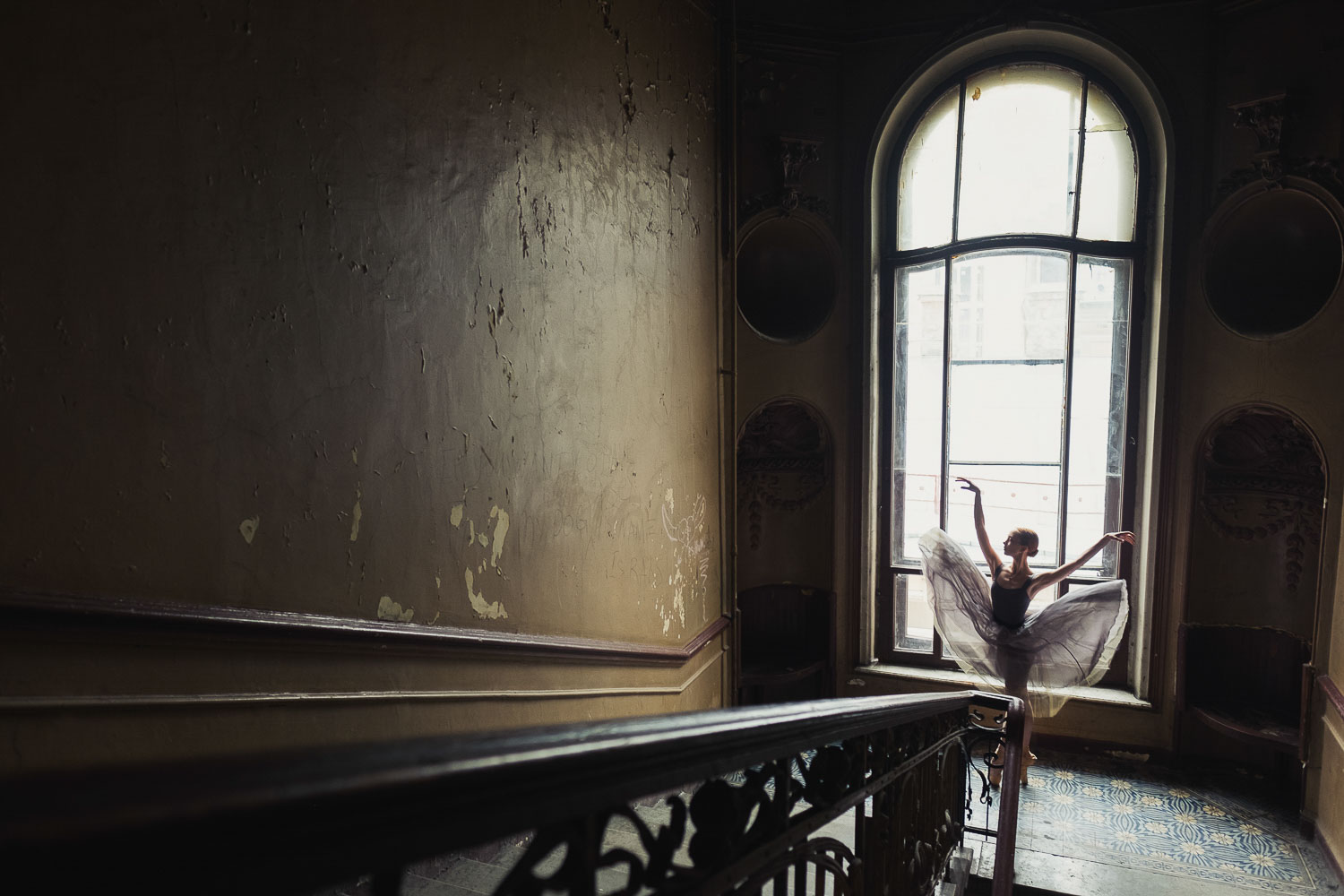 She did ballet. Люди на фоне Питера. Фотосессия в Питере в парадной дети клетка гитара книги. Фото людей на фоне Петербурга.