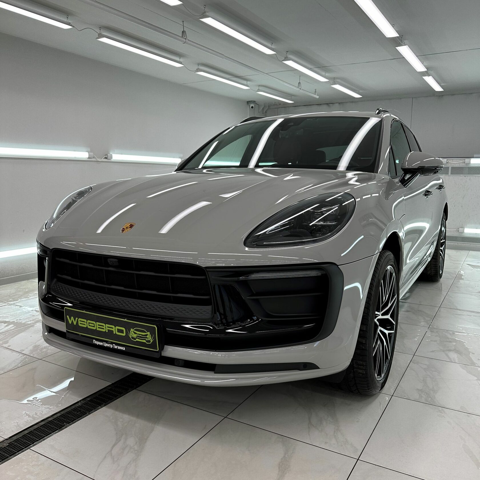 Porsche macan 2024. Ходовые огни Порше Макан. Пленка Макан оранжево-красная. Новый порш в пленке для перевозки.