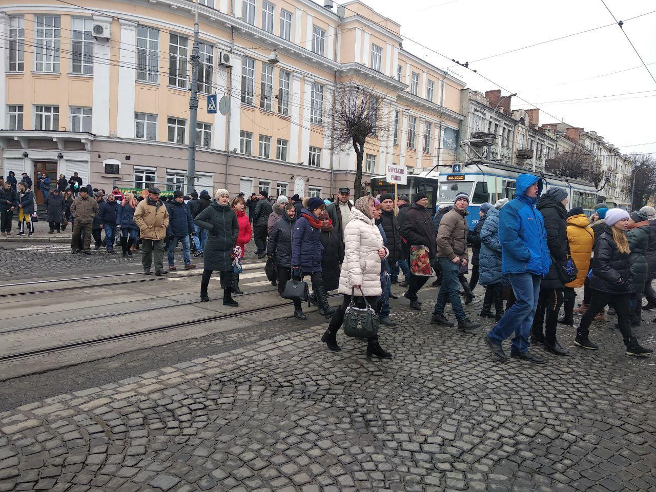 Активисты Партии Шария освещают протест жителей города Бар
