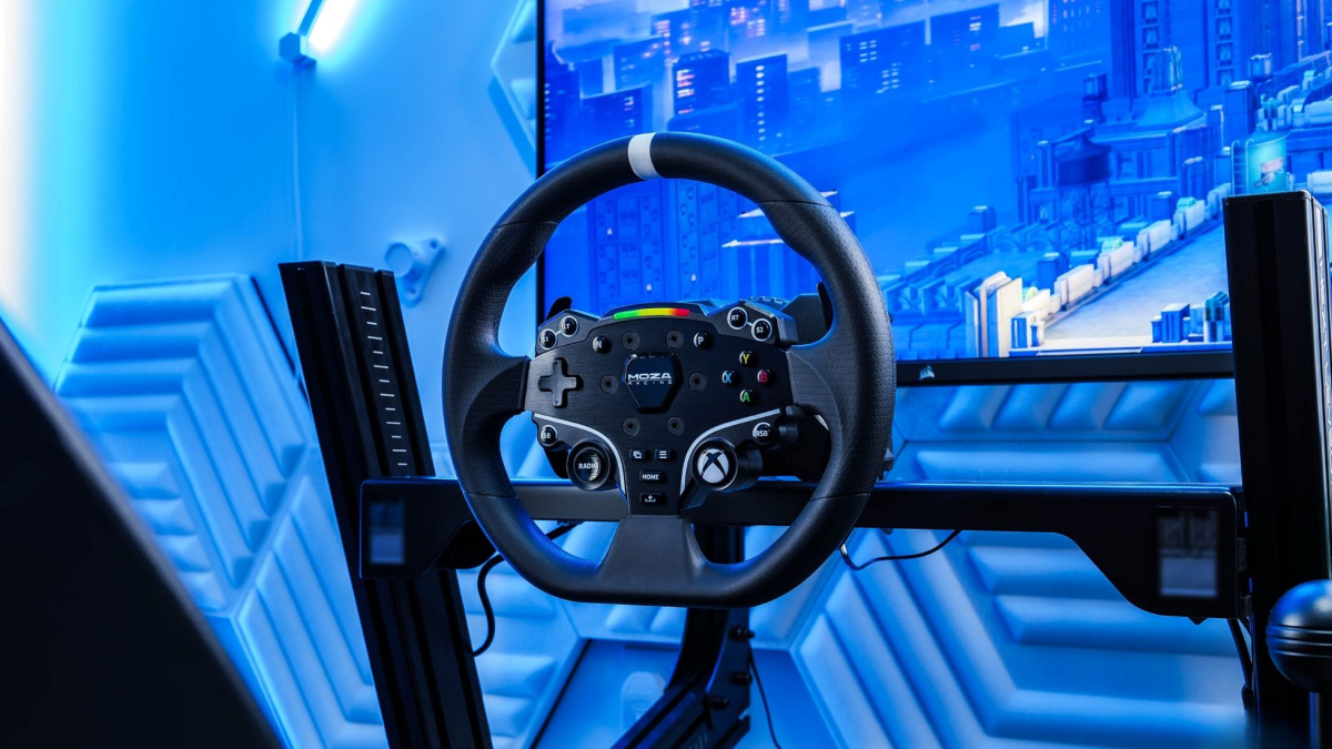 Фотография гоночного руля в профессиональном симрейсинг-кокпите