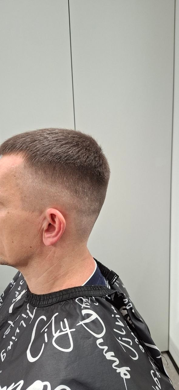 Спортивная мужская стрижка с дымчатым переходом fade