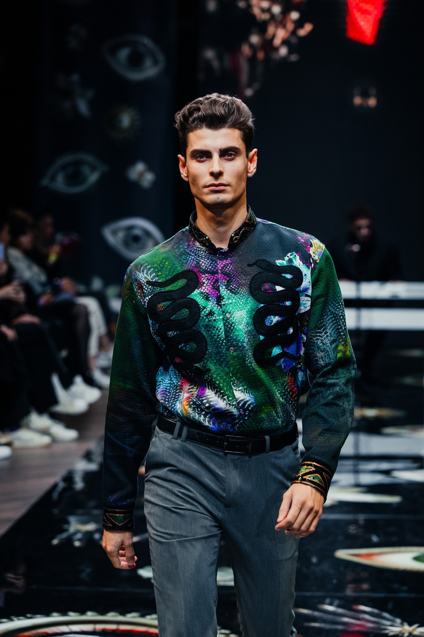 Әйелдер моншасындағы әйелдерге қарап тұру