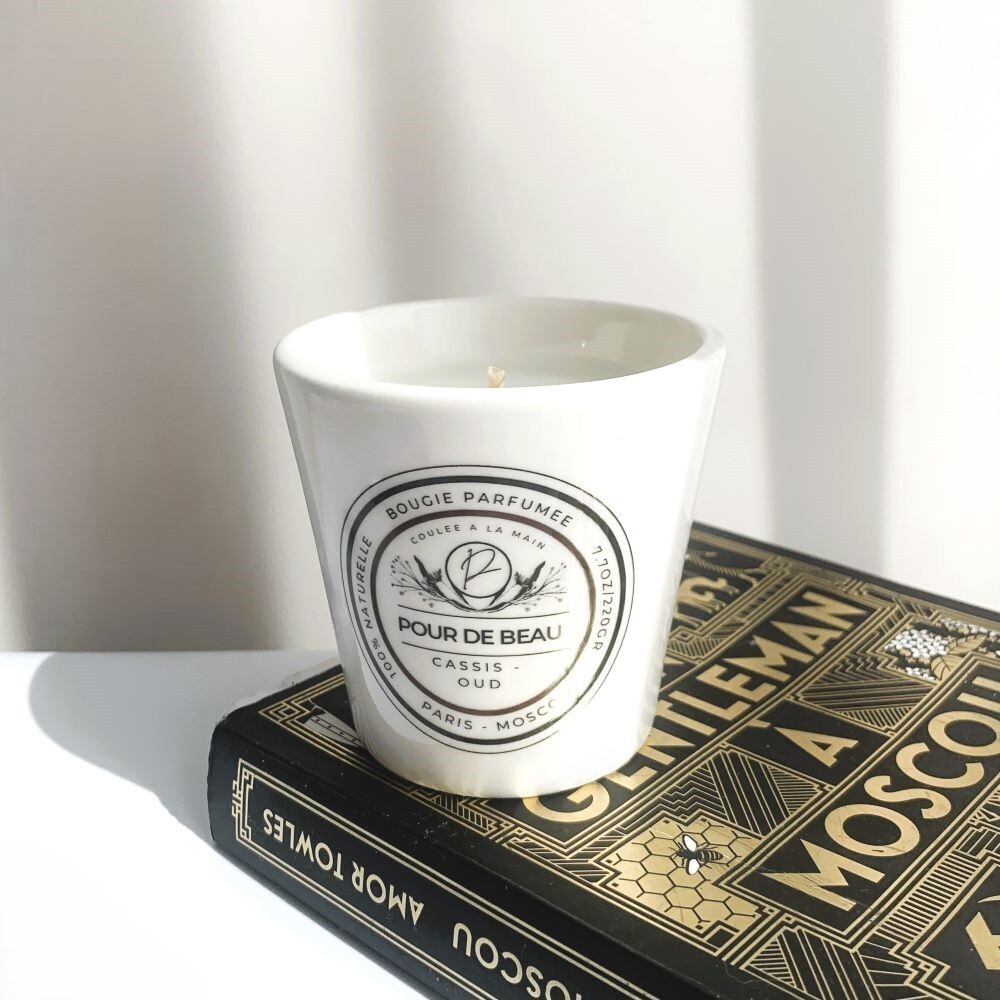 свечи в фарфоре на золотом подносе