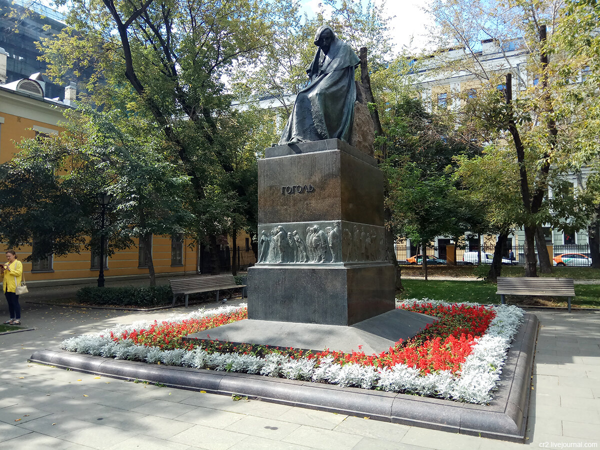 Гоголевский бульвар москва. Памятник Гоголю (Никитский бульвар). Памятник н.в.Гоголю на Гоголевском бульваре. Памятник Гоголю в Москве на Никитском бульваре. Памятник Гоголю Никитский бульвар памятники Москвы.