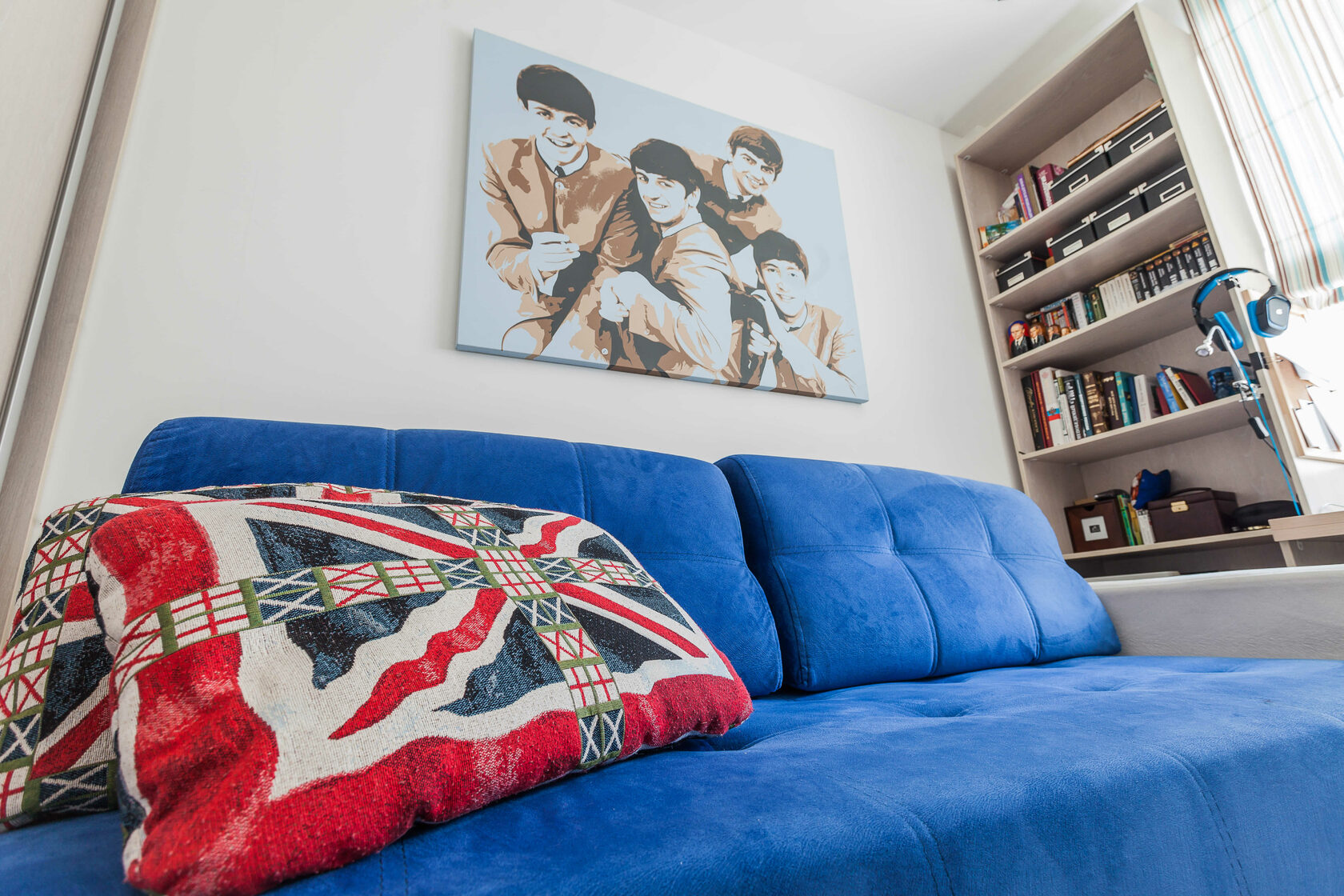 Коломенская набережная - Дизайн интерьера спальня, диван, картина, шкаф