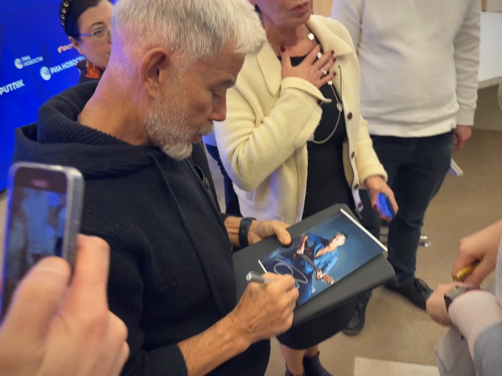 Олег Газманов дает автографы после пресс-конференции 