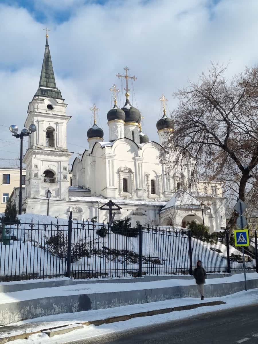 Белый православный храм на Ивановской горке зимой
