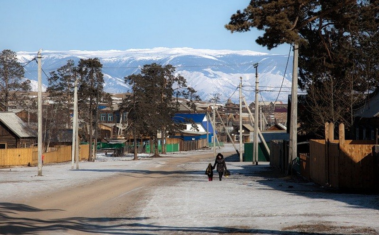 Погода поселок хужир. Поселок Хужир. Поселок Хужир зимой. Аэропорт Хужир.