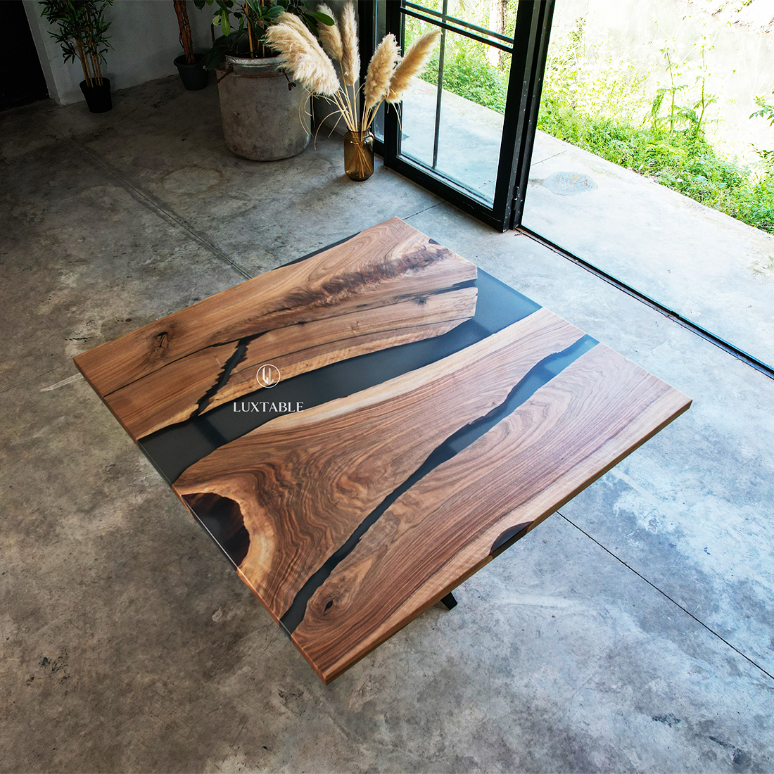 Epoxidharz Tische Alagoas aus europäischem Nussbaum und hellblauem Epoxidharz mit Metallic Effekt