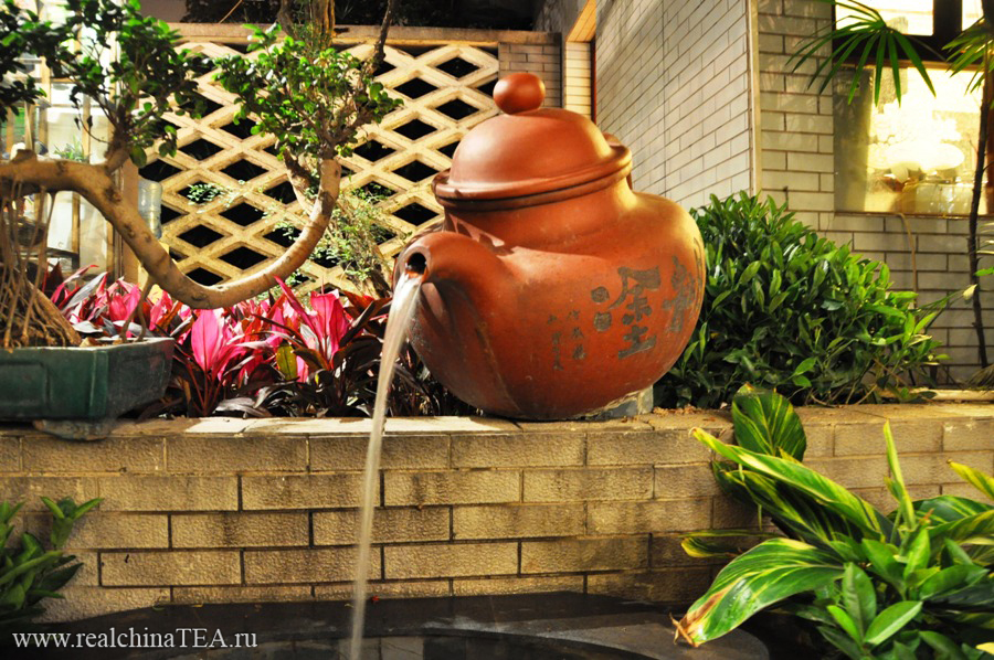 Большущий исинский чайник в качестве фонтана.