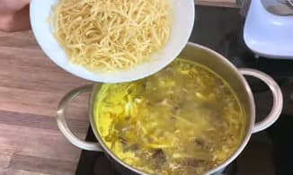 Приготовление супа из свежих опят с картофелем: шаг 7