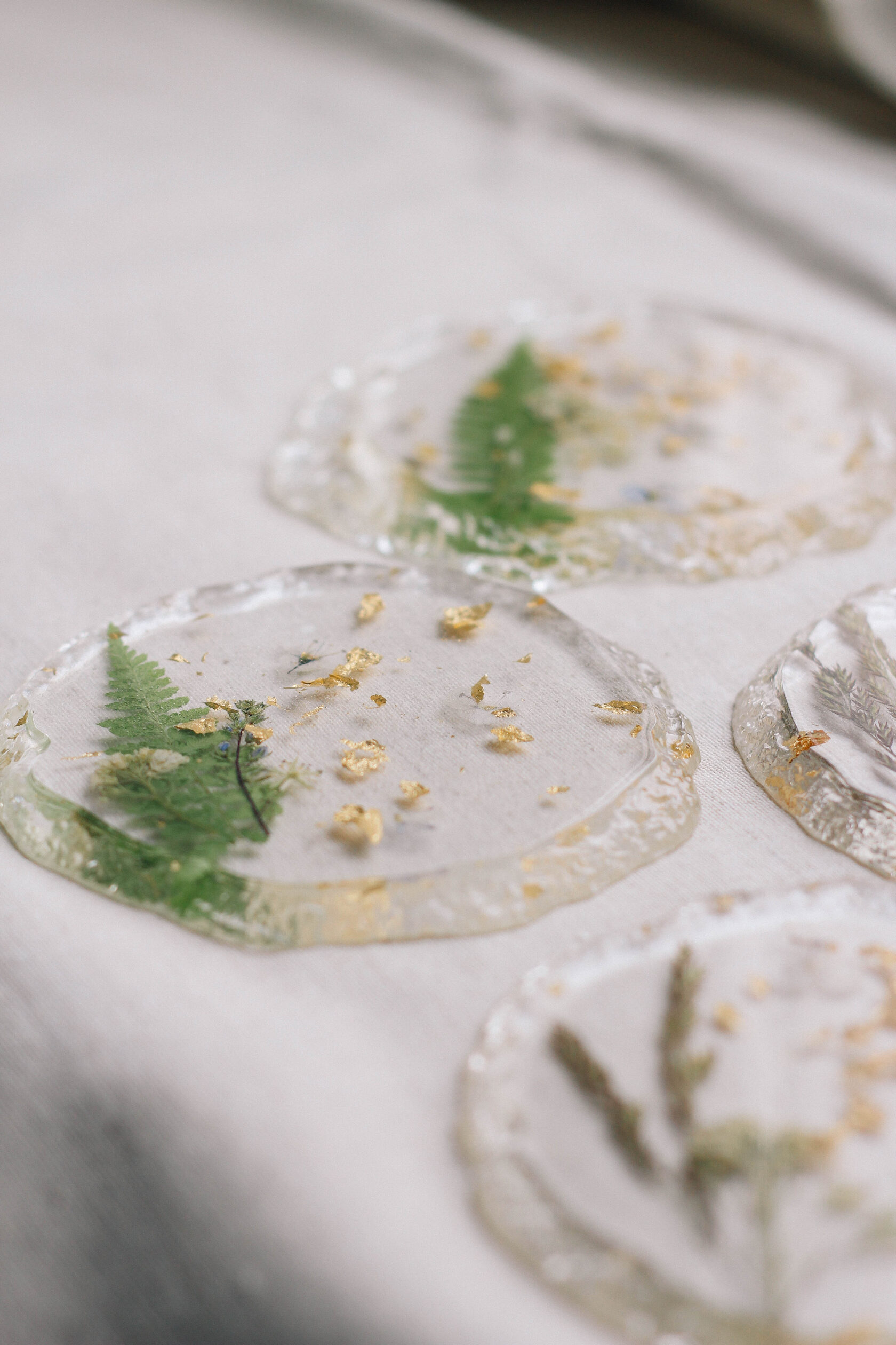 Подстаканник круглый из эпоксидной смолы с натуральными растениями