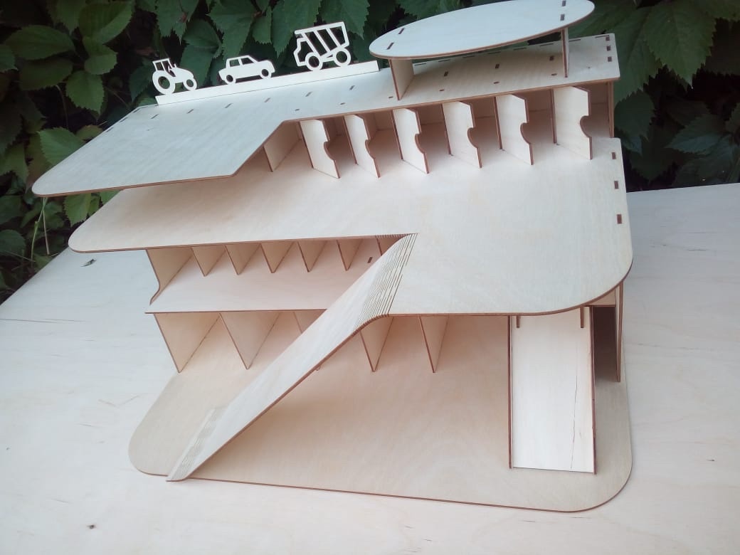 Маленькая парковка с вертолетной площадкой из фанеры