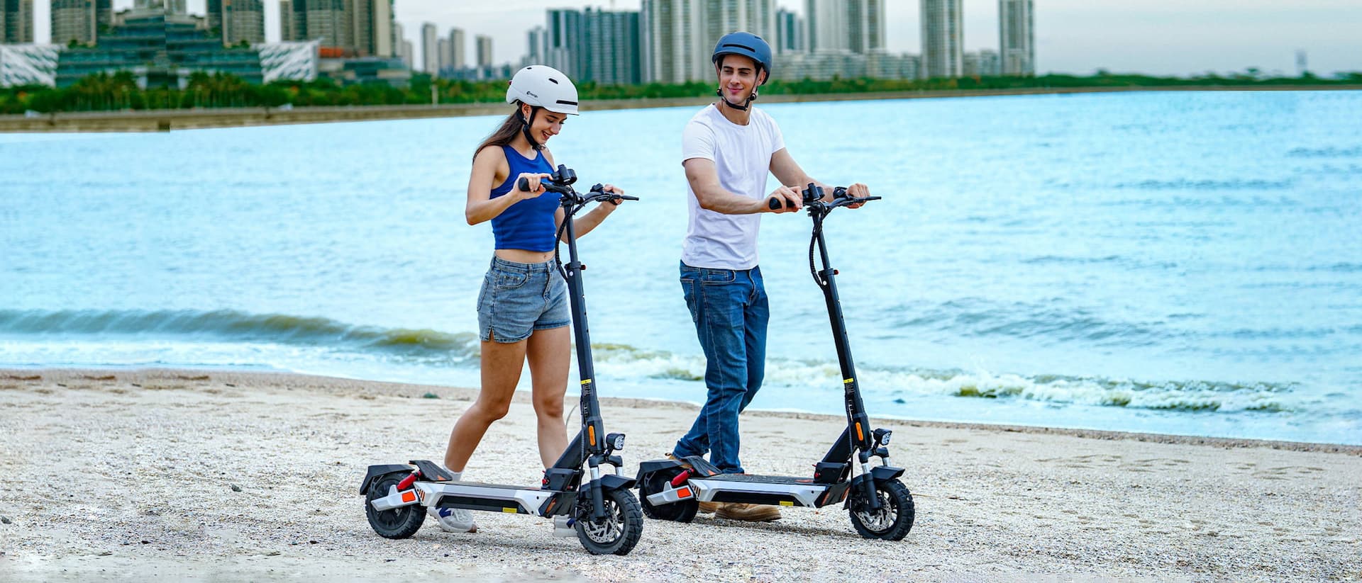 Влюбленные гуляют с электросамокатами