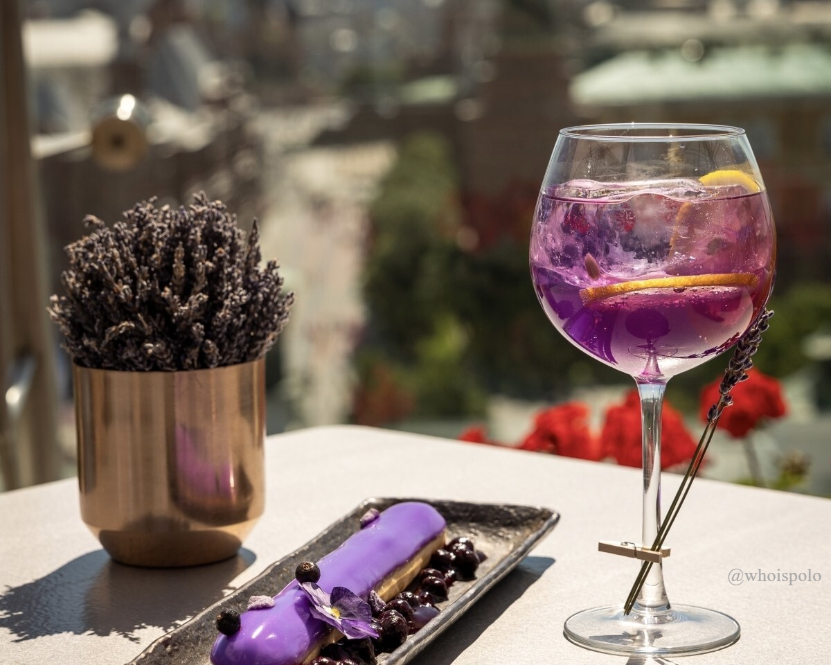 коктейль и лавандовый десерт на веранде