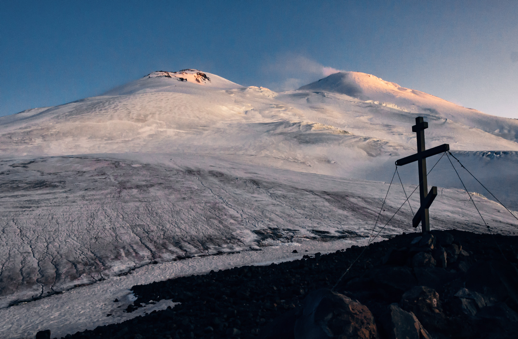 Гора Эльбрус. Эльбрус высота 3800. Христианский крест на фоне северных склонов горы Эльбрус. Фотограф Севальнев Ян.